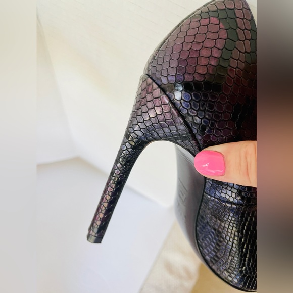 Stuart Weitzman Python Snakeskin Purple Metallic Pumps, size 7.5 FALL - Picture 12 of 15